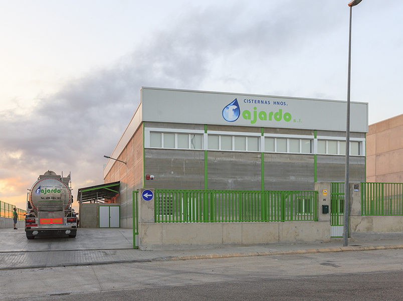 Somos una empresa de transportes en cisternas situada en Valencia